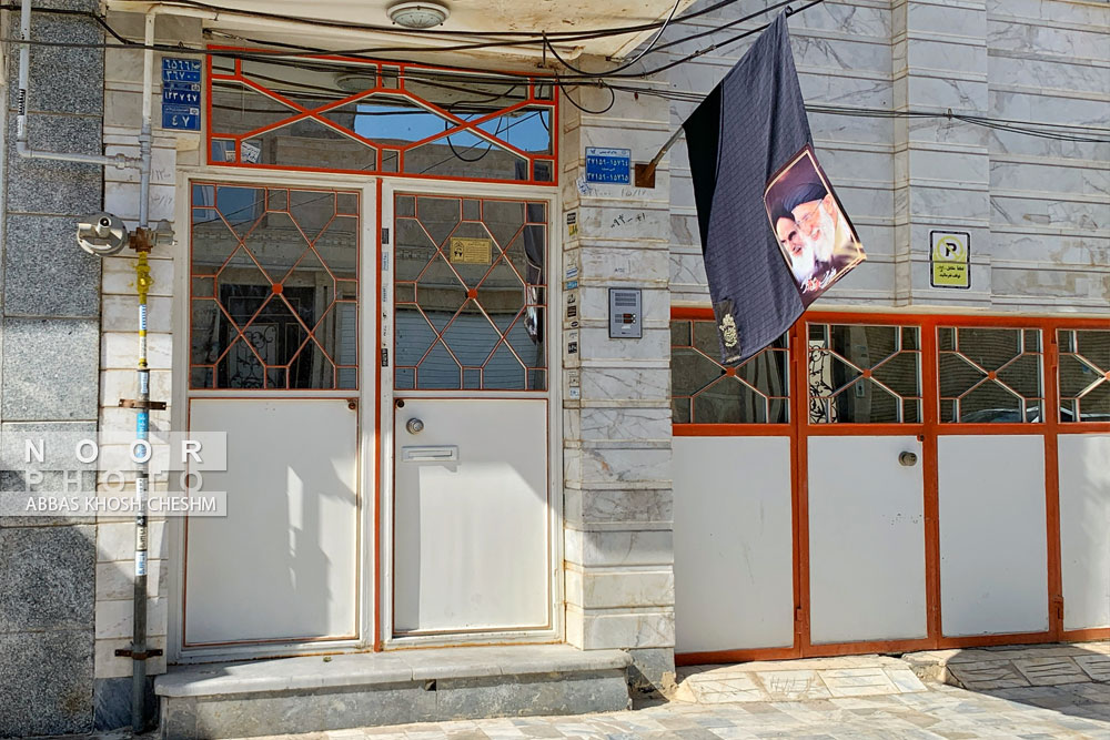 سیاهه عزای اربعین رهبر شهید بر درب منازل