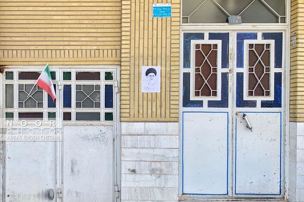 سیاهه عزای اربعین رهبر شهید بر درب منازل