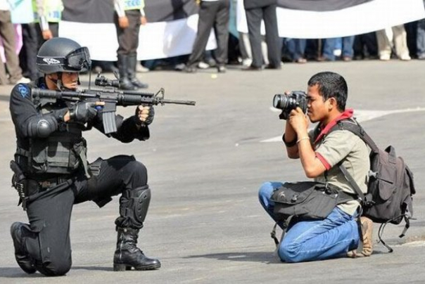 سربازانی که به‌جای اسلحه، دوربین در دست دارند