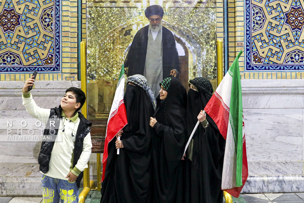 عکس%20های%20یادگاری%20زائران%20حرم%20رضوی%20با%20رهبر%20شهید